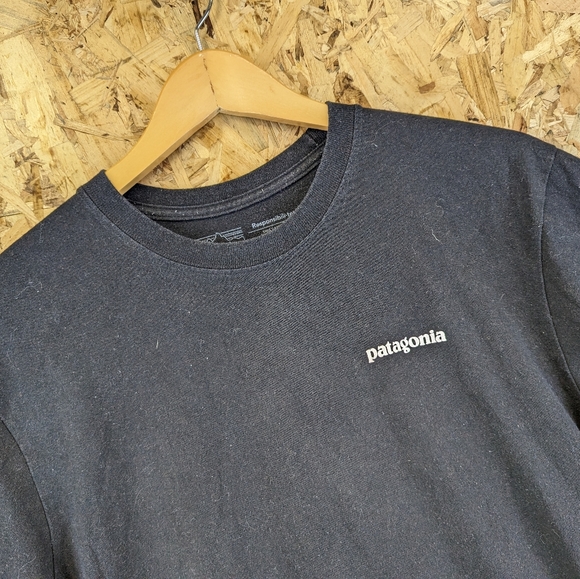 Patagonia P6 Black Regular Fit T-shirt Short Sleeve Print Logo Back Men's Medium - Picture 6 of 6